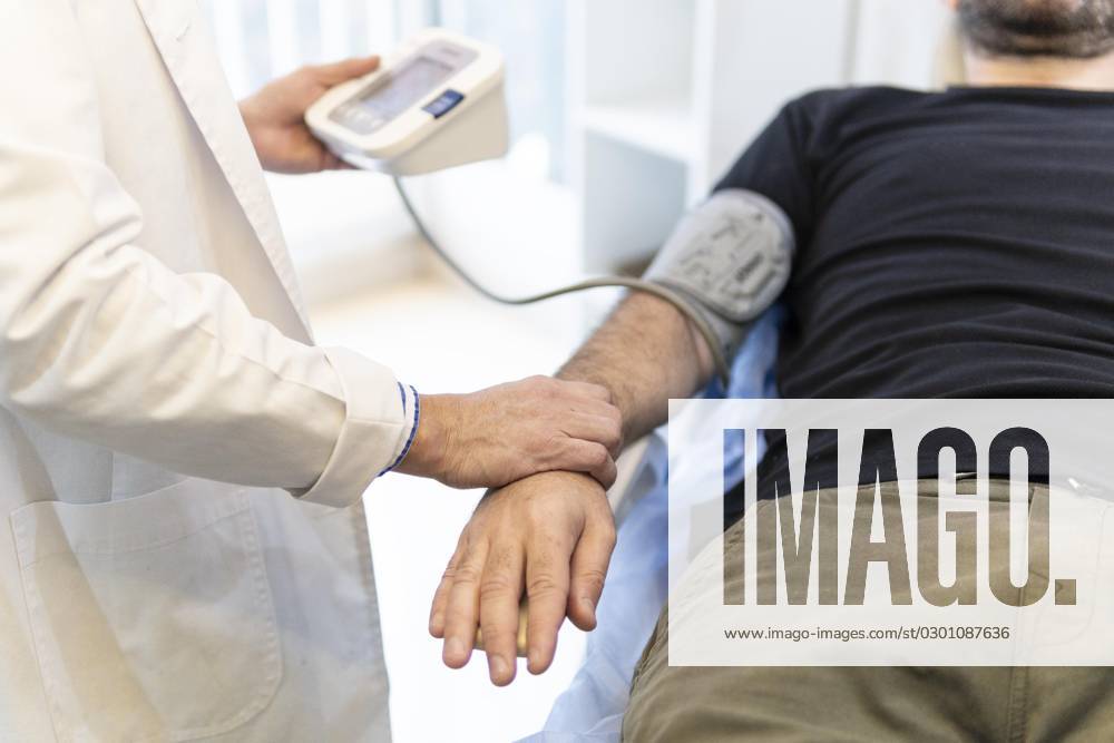 Arzt misst den Blutdruck des Patienten