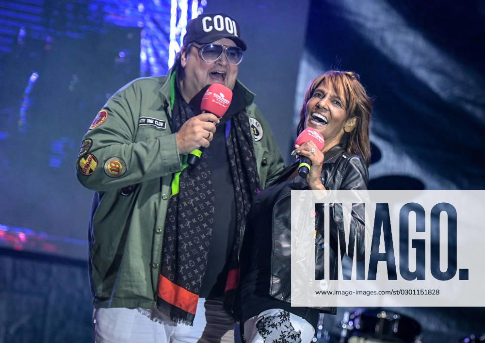 Entertainment Musik, SchlagerHammer 2023 in Oranienburg, v.l. Gemeinsam mit Andreas Ellermann will Nadja Abd el Farrag groß rauskommen. Heute feiern beide beim SchlagerHammer in Oranienburg ihren ersten Schlager-Festival Auftritt bei der grossen Schlager Radio Sommerparty im Schlosspark Oranienburg. Oranienburg