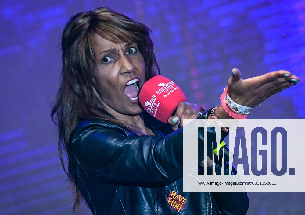 Entertainment Musik, SchlagerHammer 2023 in Oranienburg, v.l. Nadja Abd el Farrag bei der grossen Schlager Radio Sommerparty im Schlosspark Oranienburg. Oranienburg