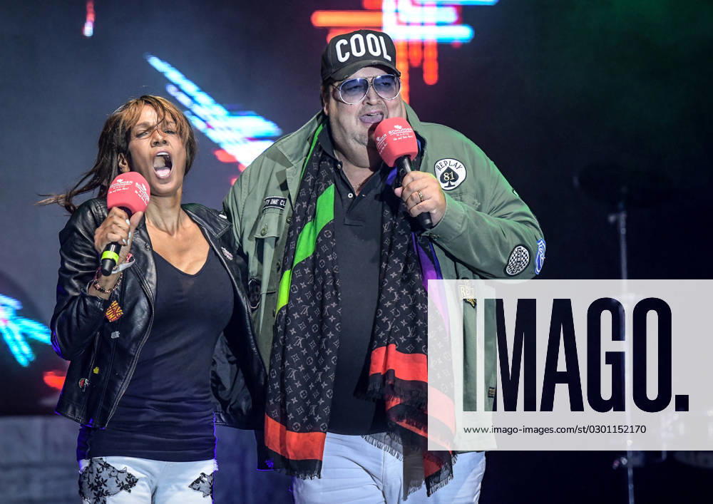 Entertainment Musik, SchlagerHammer 2023 in Oranienburg, v.l. Gemeinsam mit Andreas Ellermann will Nadja Abd el Farrag groß rauskommen. Heute feiern beide beim SchlagerHammer in Oranienburg ihren ersten Schlager-Festival Auftritt bei der grossen Schlager Radio Sommerparty im Schlosspark Oranienburg. Oranienburg
