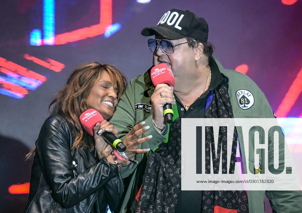 Entertainment Musik, SchlagerHammer 2023 in Oranienburg, v.l. Gemeinsam mit Andreas Ellermann will Nadja Abd el Farrag groß rauskommen. Heute feiern beide beim SchlagerHammer in Oranienburg ihren ersten Schlager-Festival Auftritt bei der grossen Schlager Radio Sommerparty im Schlosspark Oranienburg. Oranienburg
