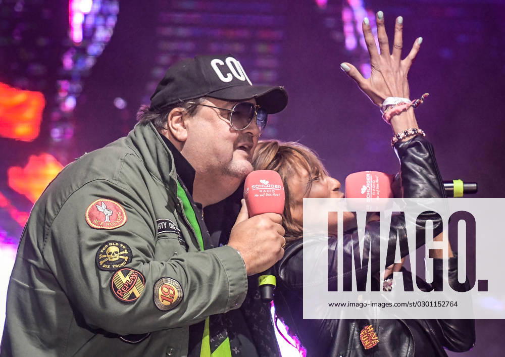 Entertainment Musik, SchlagerHammer 2023 in Oranienburg, v.l. Gemeinsam mit Andreas Ellermann will Nadja Abd el Farrag groß rauskommen. Heute feiern beide beim SchlagerHammer in Oranienburg ihren ersten Schlager-Festival Auftritt bei der grossen Schlager Radio Sommerparty im Schlosspark Oranienburg. Oranienburg