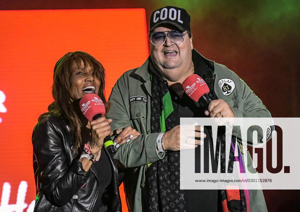 Entertainment Musik, SchlagerHammer 2023 in Oranienburg, v.l. Gemeinsam mit Andreas Ellermann will Nadja Abd el Farrag groß rauskommen. Heute feiern beide beim SchlagerHammer in Oranienburg ihren ersten Schlager-Festival Auftritt bei der grossen Schlager Radio Sommerparty im Schlosspark Oranienburg. Oranienburg