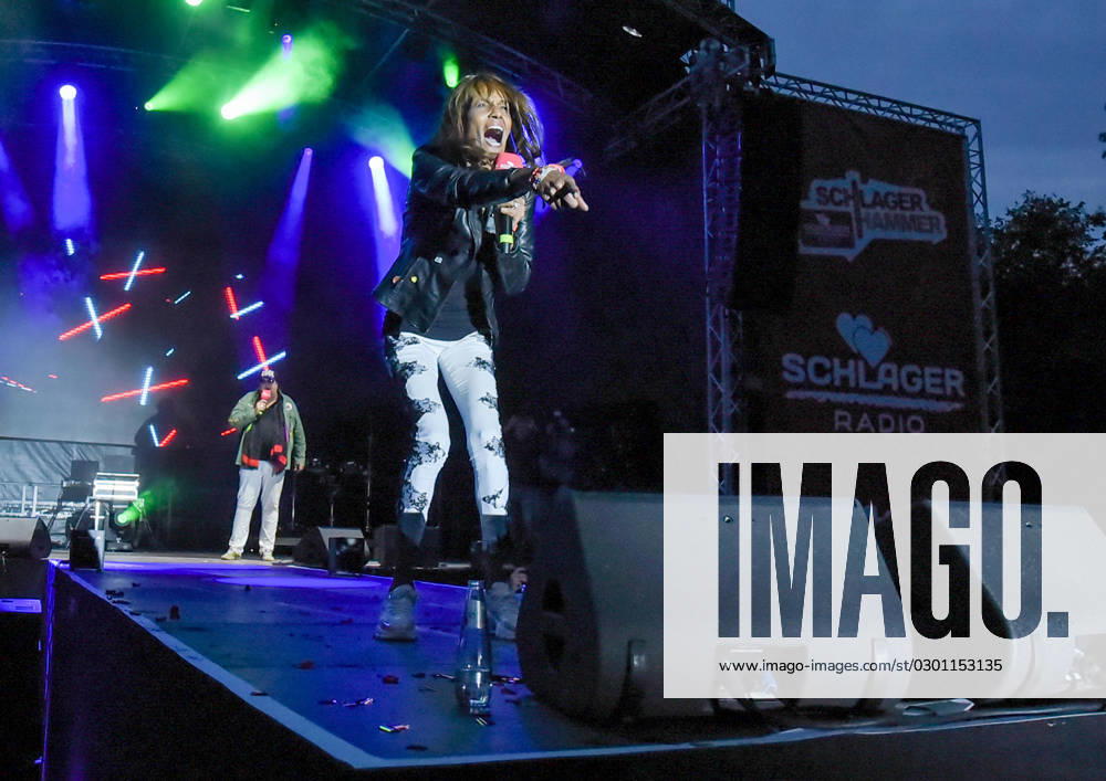 Entertainment Musik, SchlagerHammer 2023 in Oranienburg, v.l. Nadja Abd el Farrag bei der grossen Schlager Radio Sommerparty im Schlosspark Oranienburg. Oranienburg