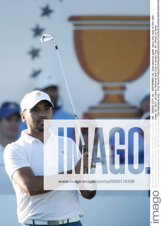 JERSEY CITY, NJ - SEPTEMBER 28: International golfer Jason Day tees on the 16th hole during the first round of the Presidents Cup on September 28, 2017, at Liberty National Golf Club in Jersey City, NJ. (Photo by Brian Spurlock Icon Sportswire) GOLF: SEP 28 PGA Golf Herren - The Presidents Cup - First Round Icon17092838
