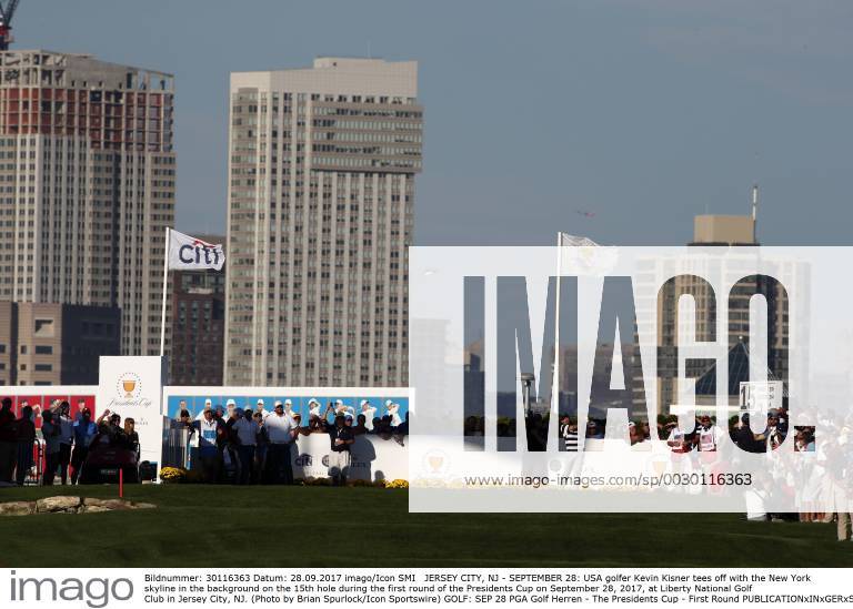 JERSEY CITY, NJ - SEPTEMBER 28: USA golfer Kevin Kisner tees off with the New York skyline in the background on the 15th hole during the first round of the Presidents Cup on September 28, 2017, at Liberty National Golf Club in Jersey City, NJ. (Photo by Brian Spurlock Icon Sportswire) GOLF: SEP 28 PGA Golf Herren - The Presidents Cup - First Round Icon17092825