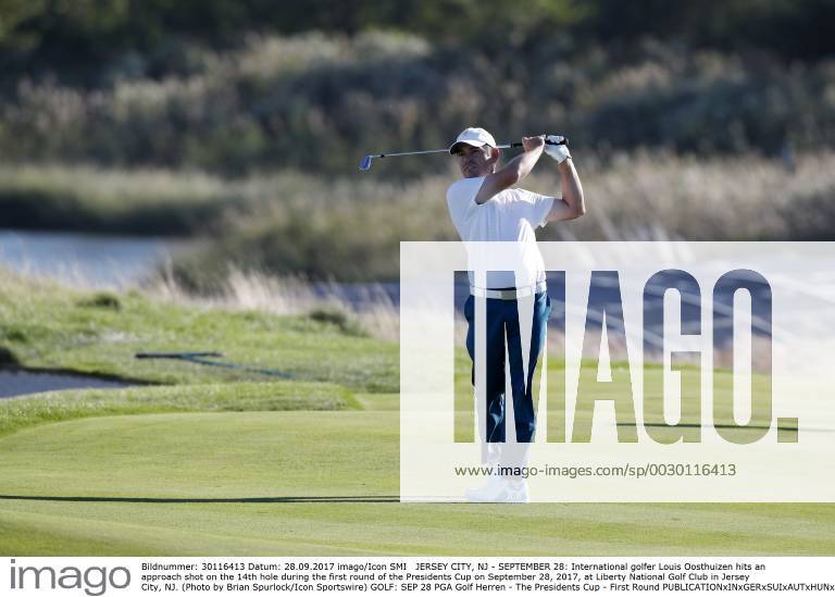 JERSEY CITY, NJ - SEPTEMBER 28: International golfer Louis Oosthuizen hits an approach shot on the 14th hole during the first round of the Presidents Cup on September 28, 2017, at Liberty National Golf Club in Jersey City, NJ. (Photo by Brian Spurlock Icon Sportswire) GOLF: SEP 28 PGA Golf Herren - The Presidents Cup - First Round Icon17092814