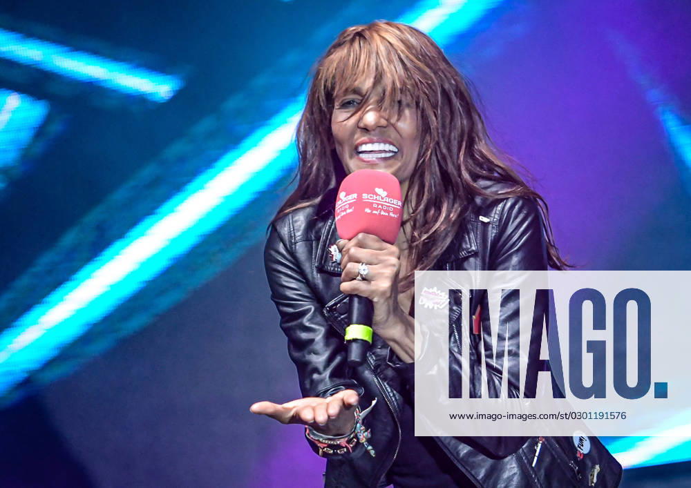 Entertainment Musik, SchlagerHammer 2023 in Oranienburg, v.l.Nadja Abd el Farrag bei der grossen Schlager Radio Sommerparty im Schlosspark Oranienburg. Oranienburg