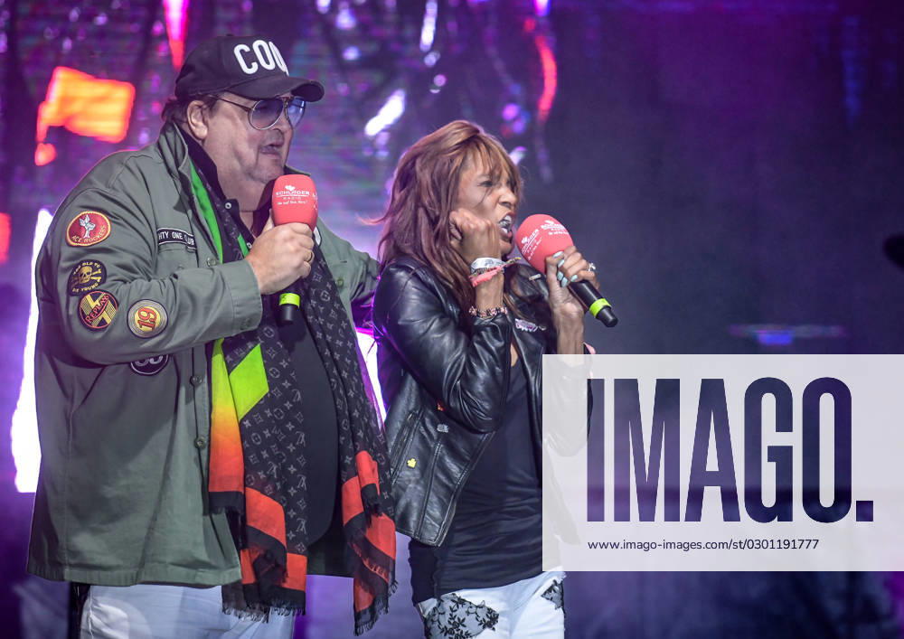 Entertainment Musik, SchlagerHammer 2023 in Oranienburg, v.l. Gemeinsam mit Andreas Ellermann will Nadja Abd el Farrag groß rauskommen. Heute feiern beide beim SchlagerHammer in Oranienburg ihren ersten Schlager-Festival Auftritt. Oranienburg