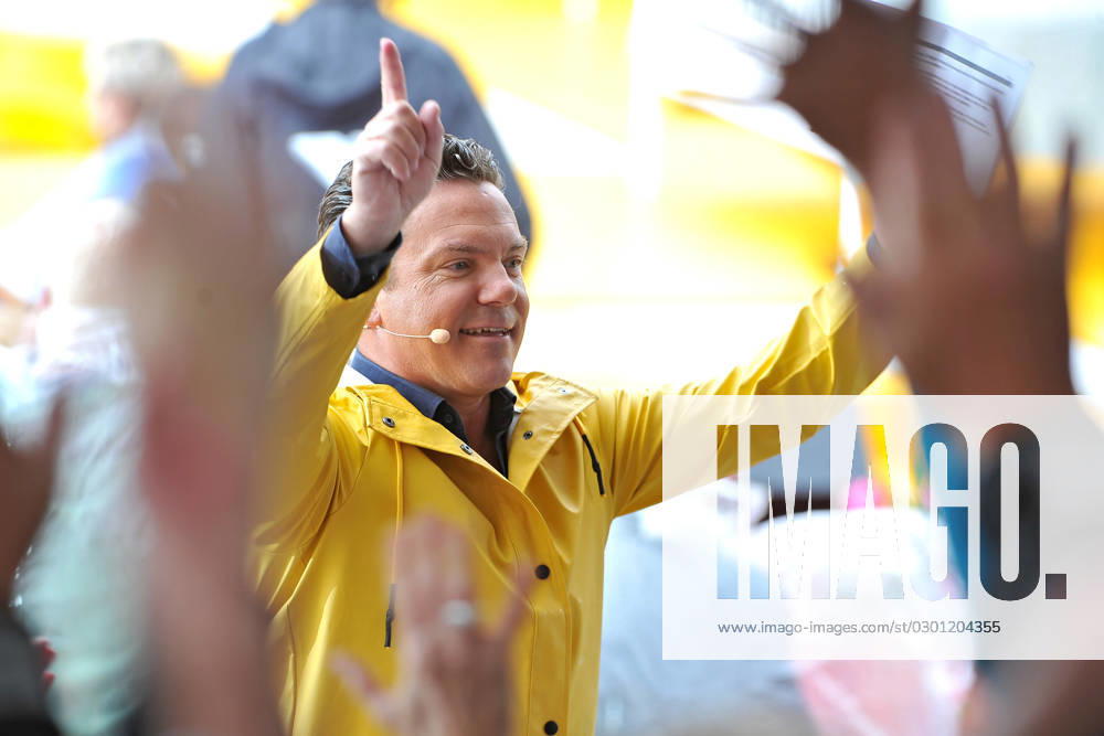 ARD - Immer wieder Sonntags. Moderator Stefan Mross während der ARD - Unterhaltungsshow Immer wieder Sonntags am 06.08.2023 im Europapark Rust. 20230806MWI89247