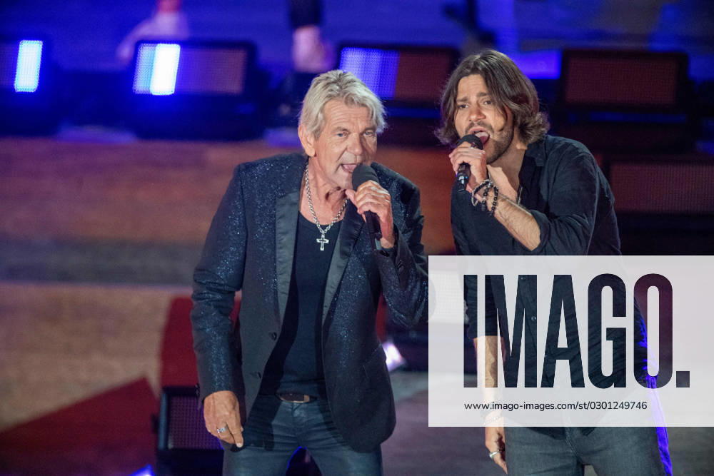 Matthias REIM, Saenger, Musiker, Schlagersaenger, mit seinem Sohn Julian REIM, Saenger, Musiker, Schlagersaenger, singend, Gesang, Konzert, Die grosse Schlager Strandparty 2023, aufgezeichnet am 15.07.2023 im Amphitheater Gelsenkirchen, Ausstrahlung am 12.08.2023 um 20.15 Uhr im Ersten Deutschen Fernsehen,