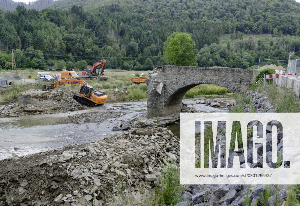 DEU , DEUTSCHLAND : Nach der Flutkatastrophe im Ahrtal im Juli 2021 wird in Rech Ahr die stark beschaedigte Nepomukbruecke ( Nepomukbrücke ) abgerissen Abriss , 20.07.2023 DEU , GERMANY : After the flood disaster in the Ahr valley in July 2021 the heavily damaged Nepomuk Bridge in Rech is finally being torn down