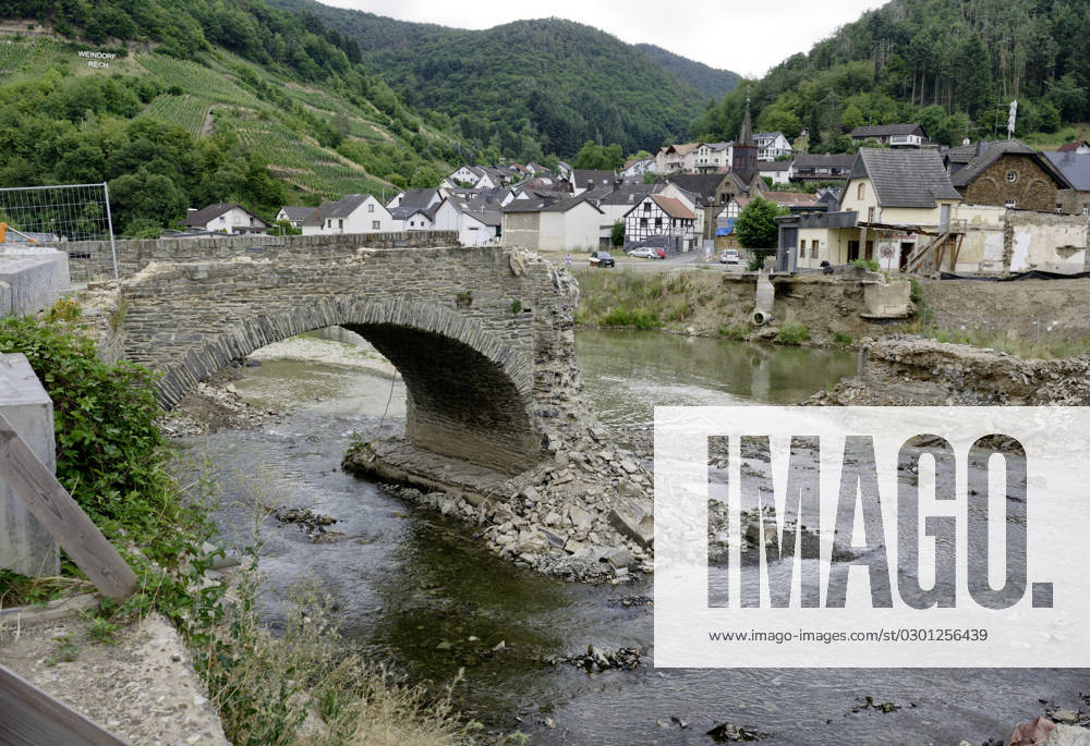 DEU , DEUTSCHLAND : Nach der Flutkatastrophe im Ahrtal im Juli 2021 wird in Rech Ahr die stark beschaedigte Nepomukbruecke ( Nepomukbrücke ) abgerissen Abriss , 20.07.2023 DEU , GERMANY : After the flood disaster in the Ahr valley in July 2021 the heavily damaged Nepomuk Bridge in Rech is finally being torn down