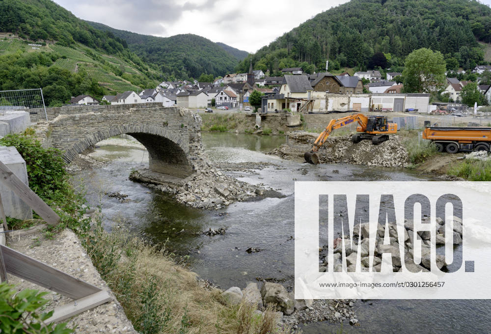 DEU , DEUTSCHLAND : Nach der Flutkatastrophe im Ahrtal im Juli 2021 wird in Rech Ahr die stark beschaedigte Nepomukbruecke ( Nepomukbrücke ) abgerissen Abriss , 20.07.2023 DEU , GERMANY : After the flood disaster in the Ahr valley in July 2021 the heavily damaged Nepomuk Bridge in Rech is finally being torn down