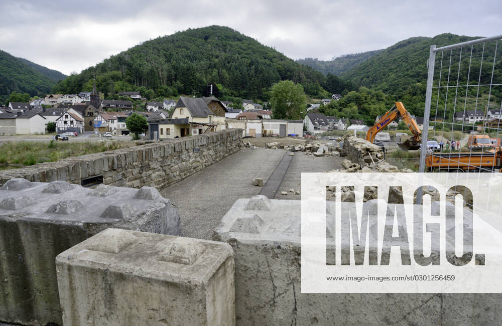 DEU , DEUTSCHLAND : Nach der Flutkatastrophe im Ahrtal im Juli 2021 wird in Rech Ahr die stark beschaedigte Nepomukbruecke ( Nepomukbrücke ) abgerissen Abriss , 20.07.2023 DEU , GERMANY : After the flood disaster in the Ahr valley in July 2021 the heavily damaged Nepomuk Bridge in Rech is finally being torn down