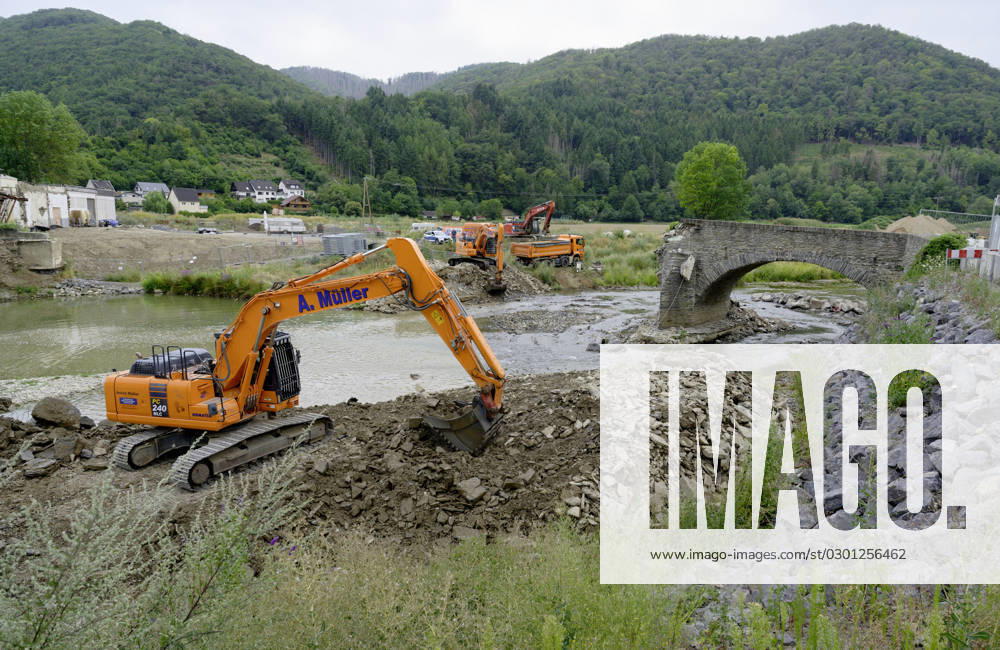 DEU , DEUTSCHLAND : Nach der Flutkatastrophe im Ahrtal im Juli 2021 wird in Rech Ahr die stark beschaedigte Nepomukbruecke ( Nepomukbrücke ) abgerissen Abriss , 20.07.2023 DEU , GERMANY : After the flood disaster in the Ahr valley in July 2021 the heavily damaged Nepomuk Bridge in Rech is finally being torn down