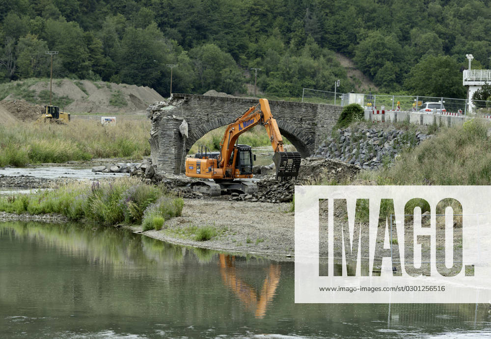 DEU , DEUTSCHLAND : Nach der Flutkatastrophe im Ahrtal im Juli 2021 wird in Rech Ahr die stark beschaedigte Nepomukbruecke ( Nepomukbrücke ) abgerissen Abriss , 20.07.2023 DEU , GERMANY : After the flood disaster in the Ahr valley in July 2021 the heavily damaged Nepomuk Bridge in Rech is finally being torn down