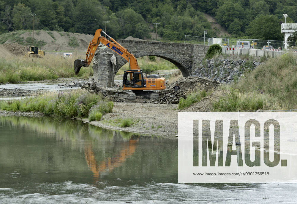 DEU , DEUTSCHLAND : Nach der Flutkatastrophe im Ahrtal im Juli 2021 wird in Rech Ahr die stark beschaedigte Nepomukbruecke ( Nepomukbrücke ) abgerissen Abriss , 20.07.2023 DEU , GERMANY : After the flood disaster in the Ahr valley in July 2021 the heavily damaged Nepomuk Bridge in Rech is finally being torn down