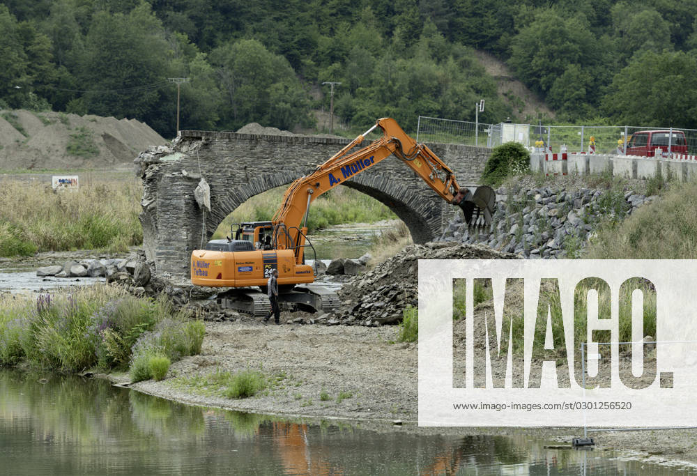 DEU , DEUTSCHLAND : Nach der Flutkatastrophe im Ahrtal im Juli 2021 wird in Rech Ahr die stark beschaedigte Nepomukbruecke ( Nepomukbrücke ) abgerissen Abriss , 20.07.2023 DEU , GERMANY : After the flood disaster in the Ahr valley in July 2021 the heavily damaged Nepomuk Bridge in Rech is finally being torn down