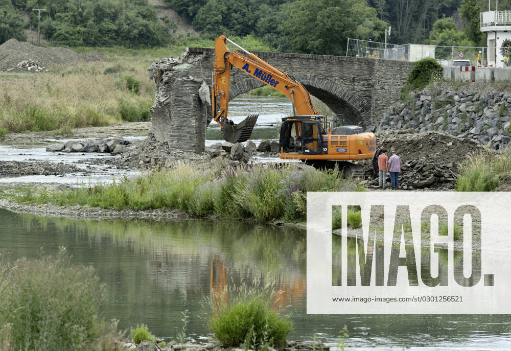 DEU , DEUTSCHLAND : Nach der Flutkatastrophe im Ahrtal im Juli 2021 wird in Rech Ahr die stark beschaedigte Nepomukbruecke ( Nepomukbrücke ) abgerissen Abriss , 20.07.2023 DEU , GERMANY : After the flood disaster in the Ahr valley in July 2021 the heavily damaged Nepomuk Bridge in Rech is finally being torn down