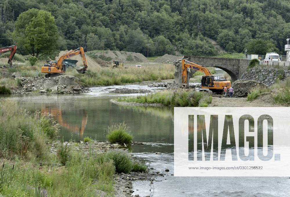 DEU , DEUTSCHLAND : Nach der Flutkatastrophe im Ahrtal im Juli 2021 wird in Rech Ahr die stark beschaedigte Nepomukbruecke ( Nepomukbrücke ) abgerissen Abriss , 20.07.2023 DEU , GERMANY : After the flood disaster in the Ahr valley in July 2021 the heavily damaged Nepomuk Bridge in Rech is finally being torn down