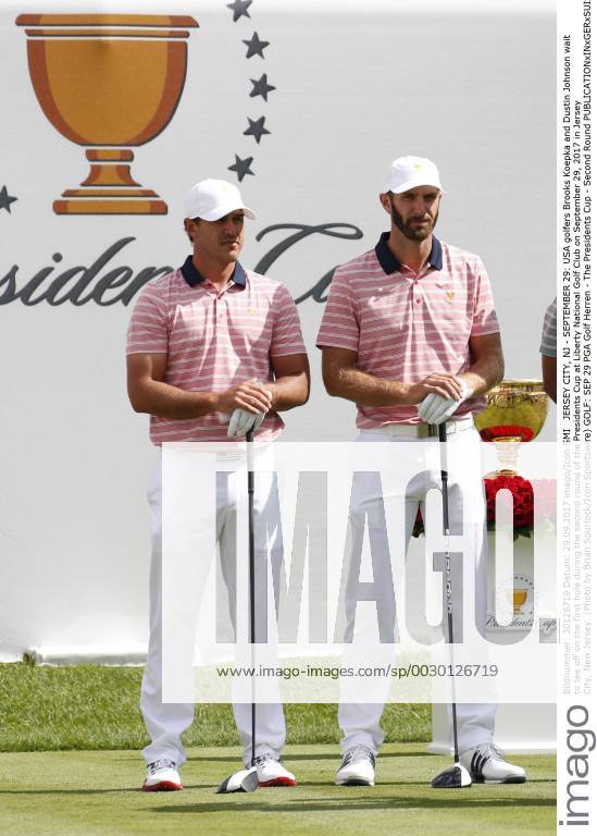 JERSEY CITY, NJ - SEPTEMBER 29: USA golfers Brooks Koepka and Dustin Johnson wait to tee off on the first hole during the second round of the Presidents Cup at Liberty National Golf Club on September 29, 2017 in Jersey City, New Jersey. (Photo by Brian Spurlock Icon Sportswire) GOLF: SEP 29 PGA Golf Herren - The Presidents Cup - Second Round Icon170929120