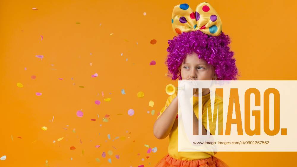 IMAGO Creative, Gesellschaft, Fasching Mädchen mit Konfetti Clown Kostüm