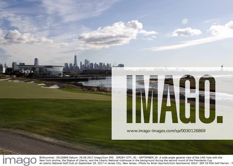 JERSEY CITY, NJ - SEPTEMBER 29: A wide angle general view of the 14th hole with the New York skyline, the Statue of Liberty, and the Liberty National clubhouse in the background during the second round of the Presidents Cup at Liberty National Golf Club on September 29, 2017 in Jersey City, New Jersey. (Photo by Brian Spurlock Icon Sportswire) GOLF: SEP 29 PGA Golf Herren - The Presidents Cup - Second Round Icon170929102