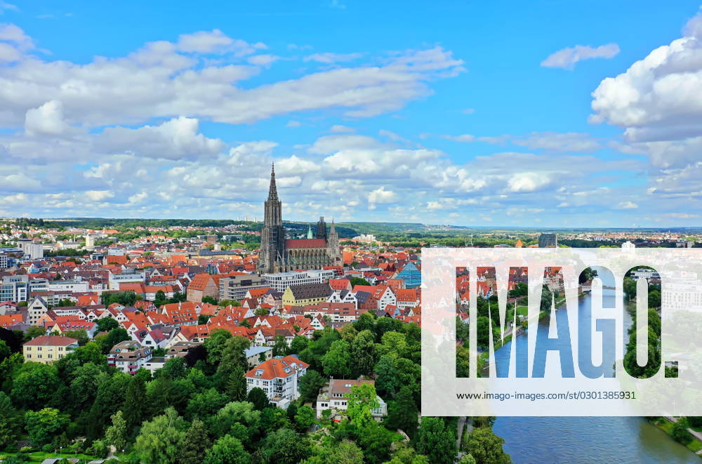 Luftbild vom Ulmer Münster bei schönem Wetter Luftbild vom Ulmer Münster bei schönem Wetter