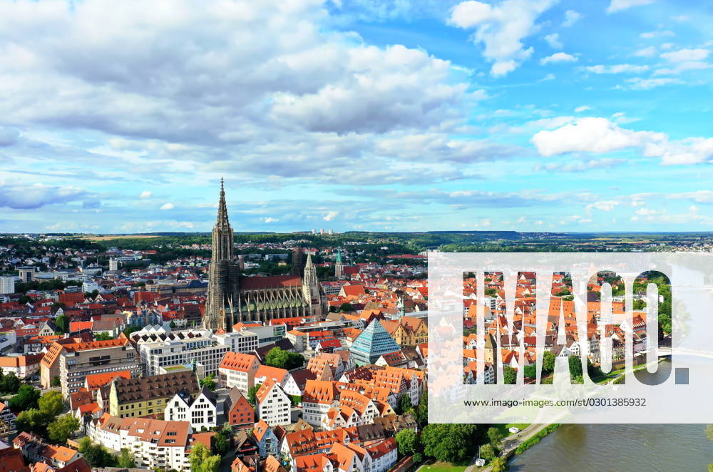 Luftbild vom Ulmer Münster bei schönem Wetter Luftbild vom Ulmer Münster bei schönem Wetter