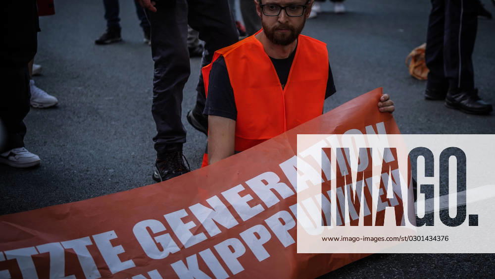 Essen Hauptbahnhof, Nordrhein Westfalen, Deutschland, Europa - Protestaktion der Klimaaktivesten der Letzten Generation - Straßensperrung, Sitzblockade, Letzte Generation, Klebeaktion auf der Straße, Ruhrbahn Busse des öffentlichen Nahverkehr wurden an der Weiterfahrt gehindert.
