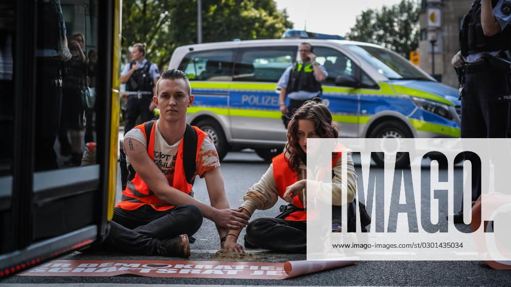 Essen Hauptbahnhof, Nordrhein Westfalen, Deutschland, Europa - Protestaktion der Klimaaktivesten der Letzten Generation - Straßensperrung, Sitzblockade, Letzte Generation, Klebeaktion auf der Straße, Ruhrbahn Busse des öffentlichen Nahverkehr wurden an der Weiterfahrt gehindert.