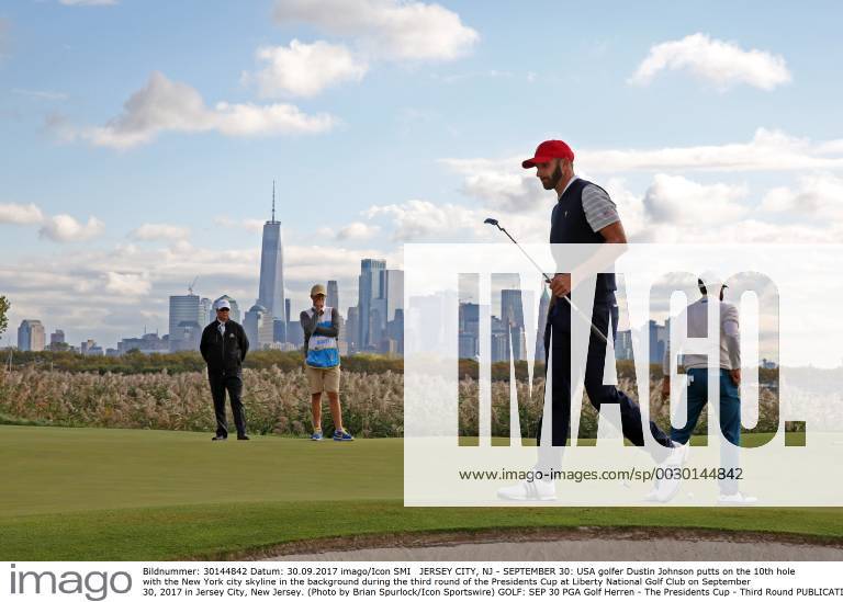 JERSEY CITY, NJ - SEPTEMBER 30: USA golfer Dustin Johnson putts on the 10th hole with the New York city skyline in the background during the third round of the Presidents Cup at Liberty National Golf Club on September 30, 2017 in Jersey City, New Jersey. (Photo by Brian Spurlock Icon Sportswire) GOLF: SEP 30 PGA Golf Herren - The Presidents Cup - Third Round Icon170930237