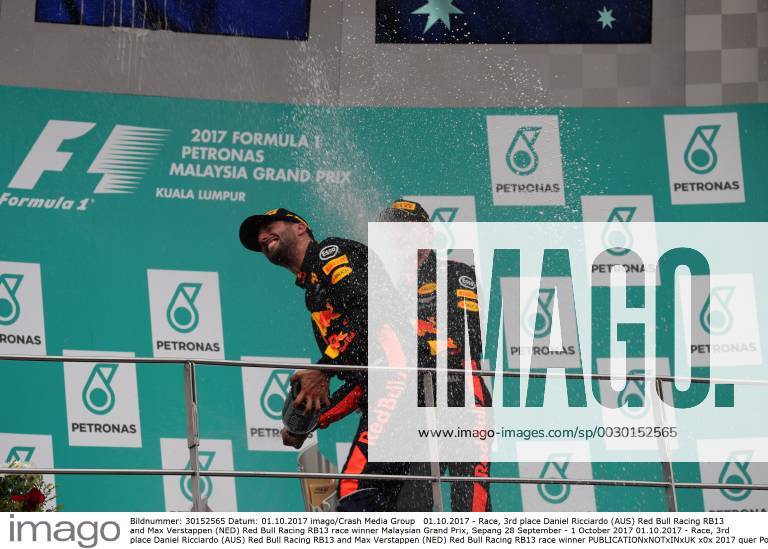 Race, 3rd place Daniel Ricciardo (AUS) Red Bull Racing RB13 and Max Verstappen (NED) Red Bull Racing RB13 race winner Malaysian Grand Prix, Sepang 28 September - 1 October 2017 01.10.2017 - Race, 3rd place Daniel Ricciardo (AUS) Red Bull Racing RB13 and Max Verstappen (NED) Red Bull Racing RB13 race winner