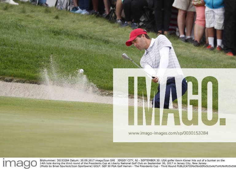 JERSEY CITY, NJ - SEPTEMBER 30: USA golfer Kevin Kisner hits out of a bunker on the 14th hole during the third round of the Presidents Cup at Liberty National Golf Club on September 30, 2017 in Jersey City, New Jersey. (Photo by Brian Spurlock Icon Sportswire) GOLF: SEP 30 PGA Golf Herren - The Presidents Cup - Third Round Icon170930378