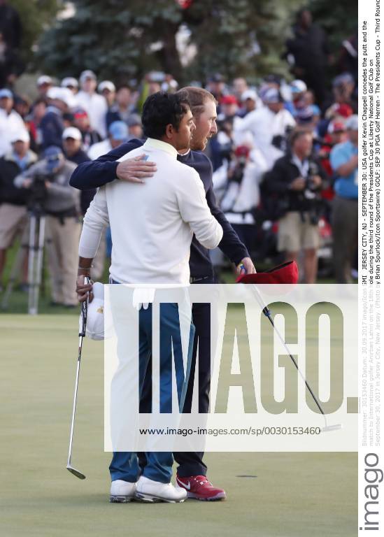 JERSEY CITY, NJ - SEPTEMBER 30: USA golfer Kevin Chappell concedes the putt and the match to International golfer Anirban Lahiri on the 18th hole during the third round of the Presidents Cup at Liberty National Golf Club on September 30, 2017 in Jersey City, New Jersey. (Photo by Brian Spurlock Icon Sportswire) GOLF: SEP 30 PGA Golf Herren - The Presidents Cup - Third Round Icon170930340