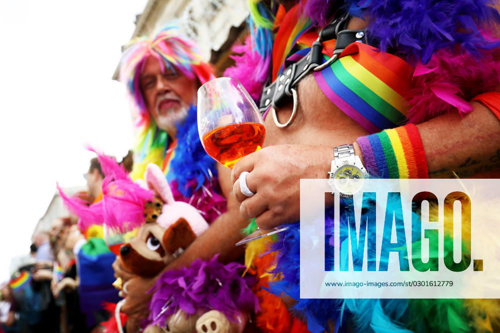 CHRISTOPHER STREET DAY 2023 - BERLIN PRIDE 2023 - CSD Berlin - Am 22. Juli 2023 zieht der CSD in Berlin unter dem bilingualen Motto BE THEIR VOICE Ð AND OURS! ... FÜR MEHR EMPATHIE UND SOLIDARITÄT! zum 45. Mal durch die Hauptstadt. Freundeskreis von Männern, von Kopf bis Fuß in Regenbogenkleidung und Regenbogenfarben gehüllt, tragen ein gefülltes Glas in der Hand. Die bunte CSD-Parade startet als Demonstration an der Leipziger Straße und führt auf einer 7,4 Kilometer langen Strecke über den Potsdamer Platz, vorbei am Nollendorfplatz, über die Siegessäule (Großer Stern) und der Straße des 17. Juni zum Endpunkt am Brandenburger Tor. Die Veranstalter rechnen im Tagesverlauf mit bis zu 500.000 Teilnehmerinnen und Teilnehmern.