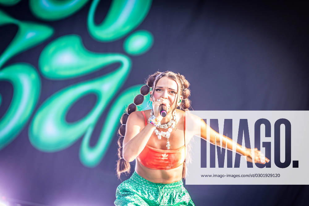 Die deutsche Rapperin Nina Chuba (Nina Katrin Kaiser) auf der Blue Stage des Highfield 2023 Highfield Tag 3 - Nina Chuba