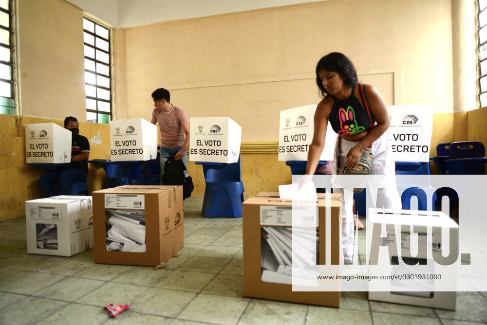 Präsidentschaftswahl in Ecuador Voting during Election in Ecuador. (INT) Voting during Election in Ecuador. August 20, 2023, Guayaquil, Ecuador: Ecuadorians are seen exercising their voting rights in different parts of Guayaquil universities and colleges as they vote to elect new President for the country. Credit: Alejandro Baque Thenews2 (Foto: Alejandro Baque Thenews2 imago images) Voting during Election in Ecuador.
