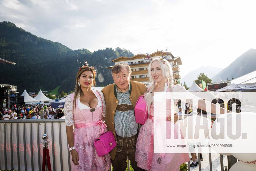 Strass im Zillertal, AUT, Unterwegs in Tirol, 24. JUZIOPENAIR 2023, im Bild Baumeister, Richard Lugner, Nina Bruckner, Bambi, Lydia Kelovitz,