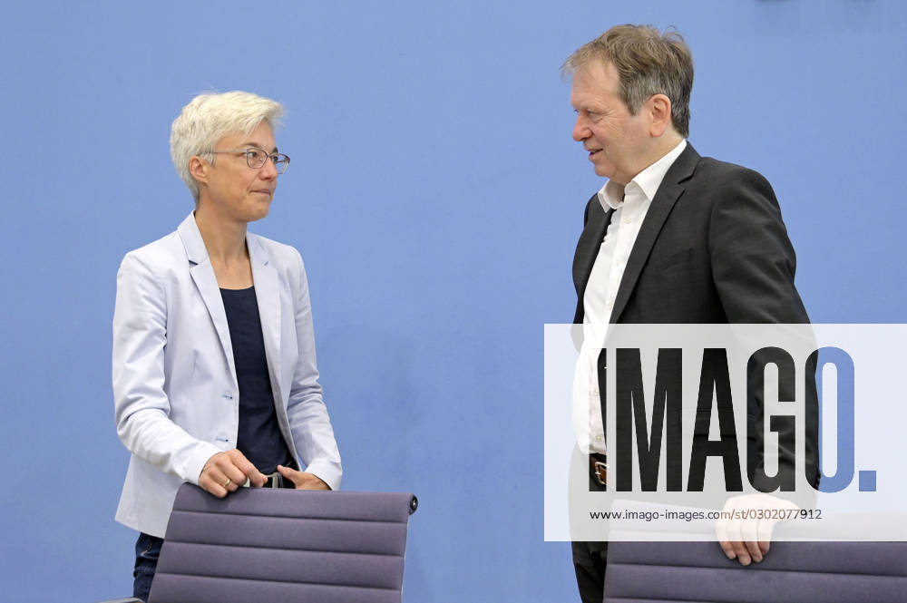 Brigitte Knopf und Hans-Martin Henning bei der Bundespressekonferenz Expertenrat für Klimafragen: Veröffentlichung der Stellungnahme zum Klimaschutzprogramm 2023 und des Prüfberichts für die Sektoren Gebäude und Verkehr im Haus der Bundespressekonferenz. Berlin