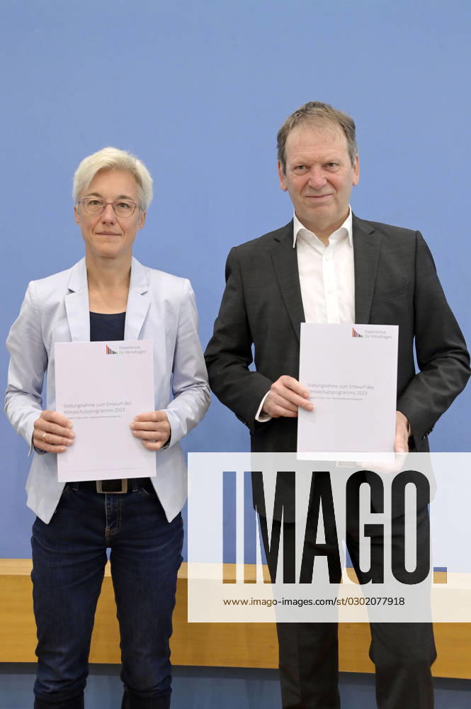 Brigitte Knopf und Hans-Martin Henning bei der Bundespressekonferenz Expertenrat für Klimafragen: Veröffentlichung der Stellungnahme zum Klimaschutzprogramm 2023 und des Prüfberichts für die Sektoren Gebäude und Verkehr im Haus der Bundespressekonferenz. Berlin