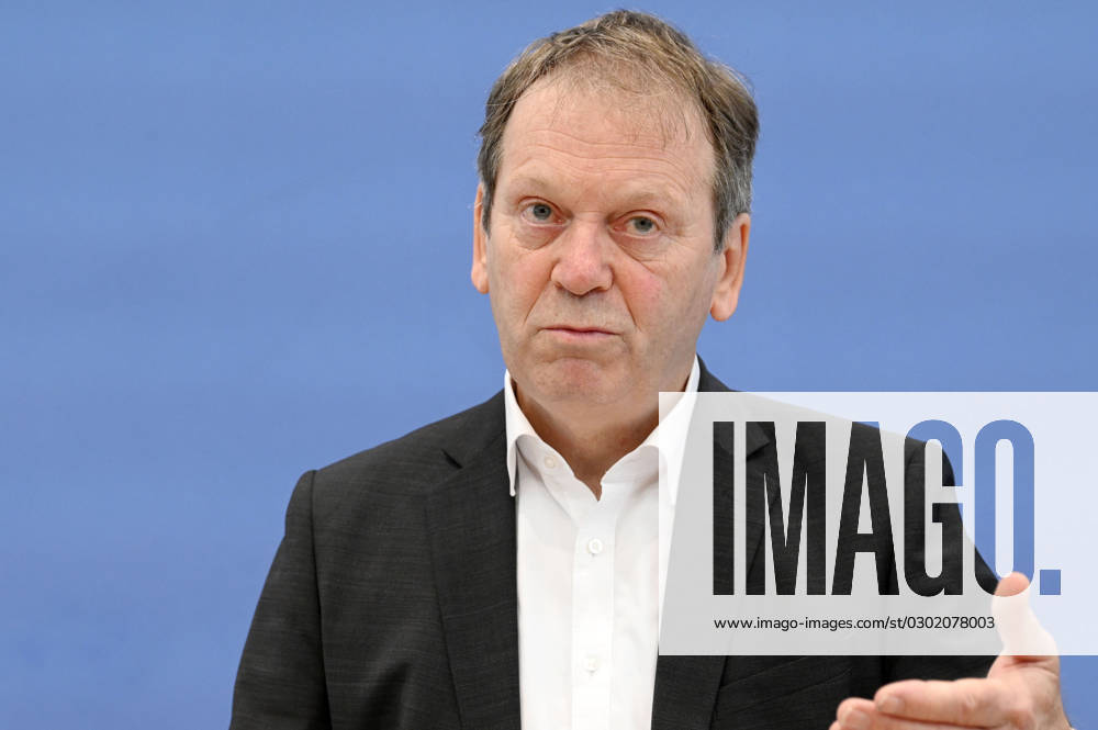 Hans-Martin Henning bei der Bundespressekonferenz Expertenrat für Klimafragen: Veröffentlichung der Stellungnahme zum Klimaschutzprogramm 2023 und des Prüfberichts für die Sektoren Gebäude und Verkehr im Haus der Bundespressekonferenz. Berlin