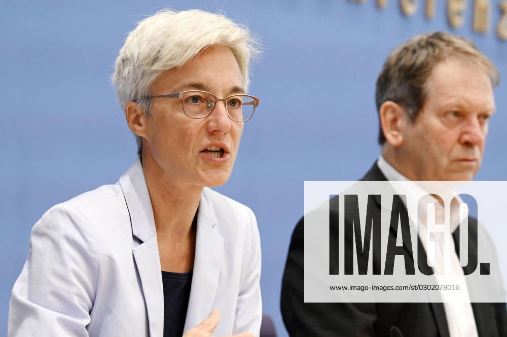 Brigitte Knopf und Hans-Martin Henning bei der Bundespressekonferenz Expertenrat für Klimafragen: Veröffentlichung der Stellungnahme zum Klimaschutzprogramm 2023 und des Prüfberichts für die Sektoren Gebäude und Verkehr im Haus der Bundespressekonferenz. Berlin