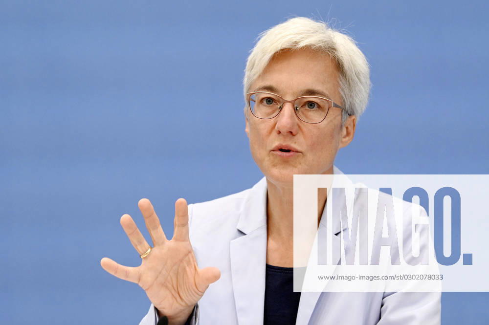 Brigitte Knopf bei der Bundespressekonferenz Expertenrat für Klimafragen: Veröffentlichung der Stellungnahme zum Klimaschutzprogramm 2023 und des Prüfberichts für die Sektoren Gebäude und Verkehr im Haus der Bundespressekonferenz. Berlin