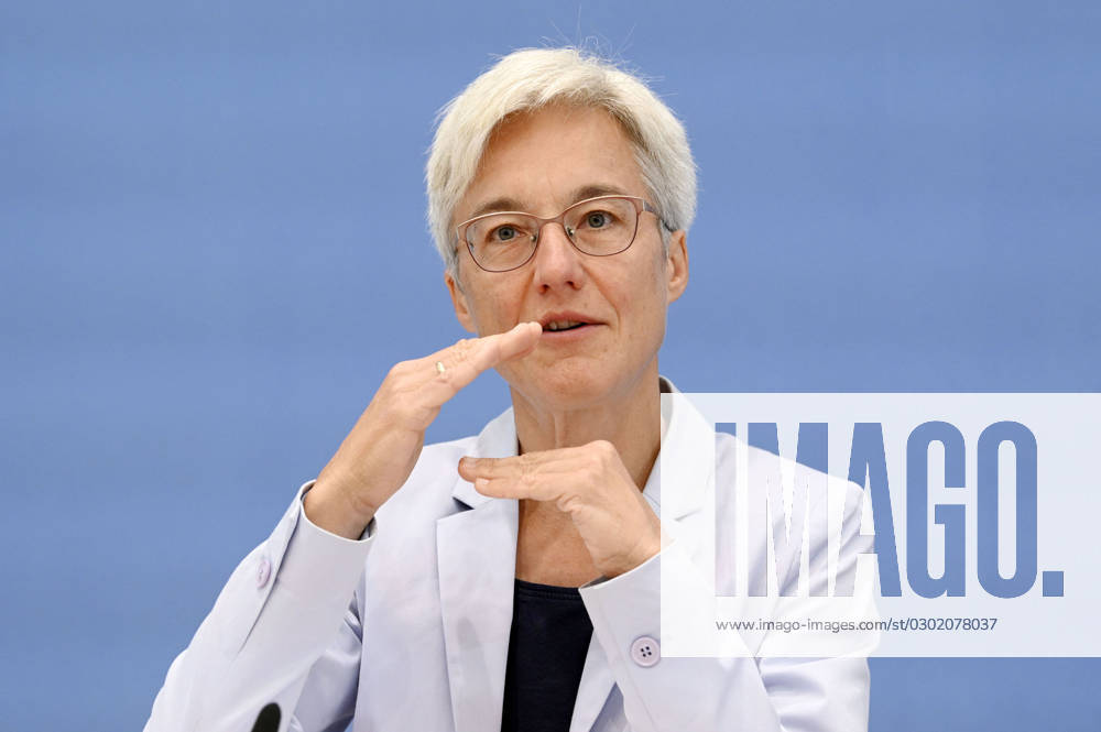 Brigitte Knopf bei der Bundespressekonferenz Expertenrat für Klimafragen: Veröffentlichung der Stellungnahme zum Klimaschutzprogramm 2023 und des Prüfberichts für die Sektoren Gebäude und Verkehr im Haus der Bundespressekonferenz. Berlin