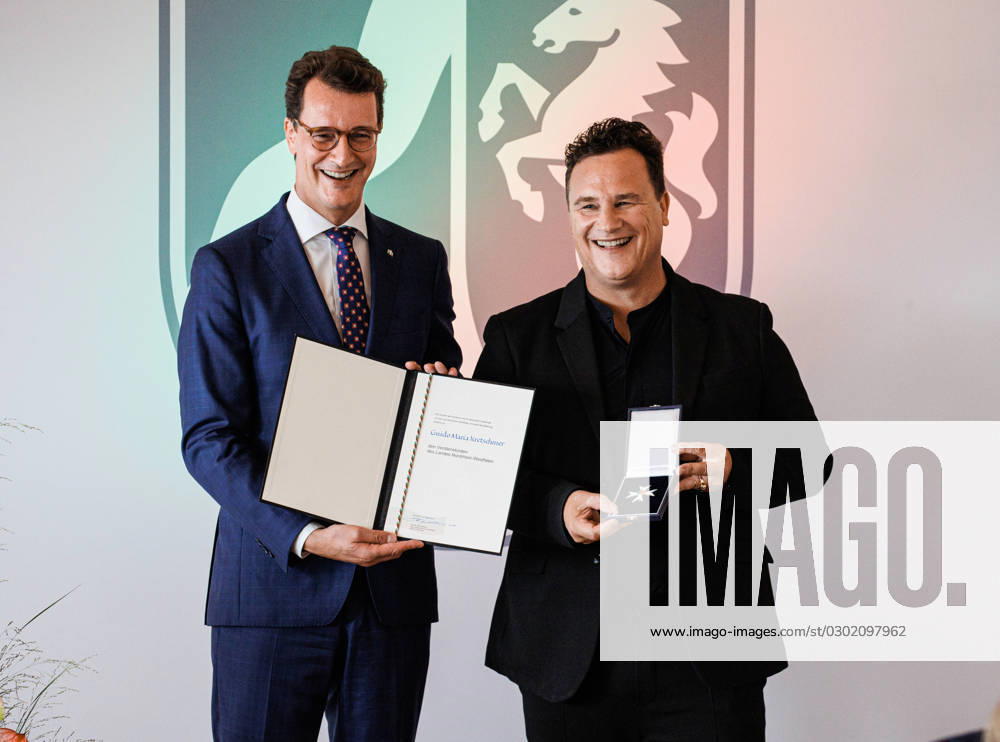 Düsseldorf. NRW-Ministerpräsident Hendrik Wüst (li.) verleiht den Verdienstorden des Landes Nordrhein-Westfalen an Guido Maria Kretschmer aus Hamburg (re.). Der gebürtige Münsteraner, erfolgreiche Modedesigner und beliebte Moderator, findet seit vielen Jahren seine tief empfundene Berufung und Förderung bedeutungsvoller Initiativen und wegweisender Stiftungen. Dazu gehört die Stiftung Deutsche Schlaganfallhilfe , bei der der ausgebildete Krankenpfleger sich als Botschafter insbesondere um von Schlaganfall betroffene Kinder und ihre Familien kümmert. Spenden, die er als Botschafter und Pate des RTL-Spendenmarathons einwirbt, kommen gezielt diesen Kindern zugute. Auch für die DKMS LIFE setzt er mit viel Herz und Engagement sei