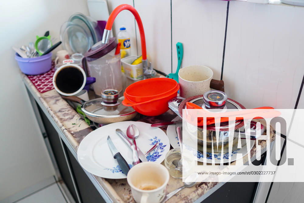 The sink with dirty dishes, plates, cutlery, cups waiting to be washed. Glória de Dourados Brazil - ZUMAs197 20230823_aab_s197_050
