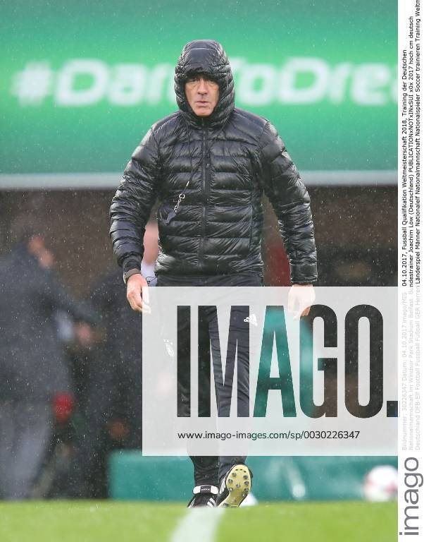 Fussball Qualifikation Weltmeisterschaft 2018, Training der Deutschen Nationalmannschaft im Windsor Park Stadium Belfast. Bundestrainer Joachim Löw (Deutschland)