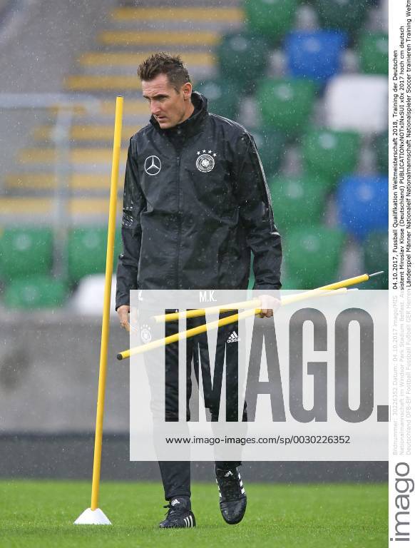 Fussball Qualifikation Weltmeisterschaft 2018, Training der Deutschen Nationalmannschaft im Windsor Park Stadium Belfast. Assistent Miroslav Klose (Deutschland)